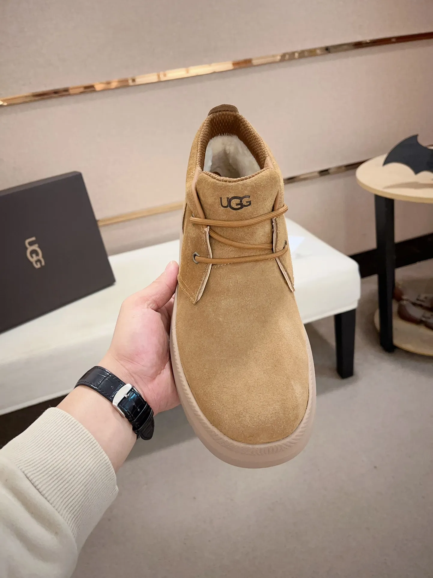 Men's shoes💰: 600💰(high-end goods) UGG❄️❄️Latest model 1:1⃣️quality, fabric: high-end quality first-layer cowhide imported from Europe. Lining: wool lining, sole: pure imported rubber foam outsole. ❤️High-end goods, fine workmanship, trendy and fashionable. The fit is very classy. If you know the goods, you will definitely not be able to refuse😍😍Code number: 41-45. Can be customized 46.47.